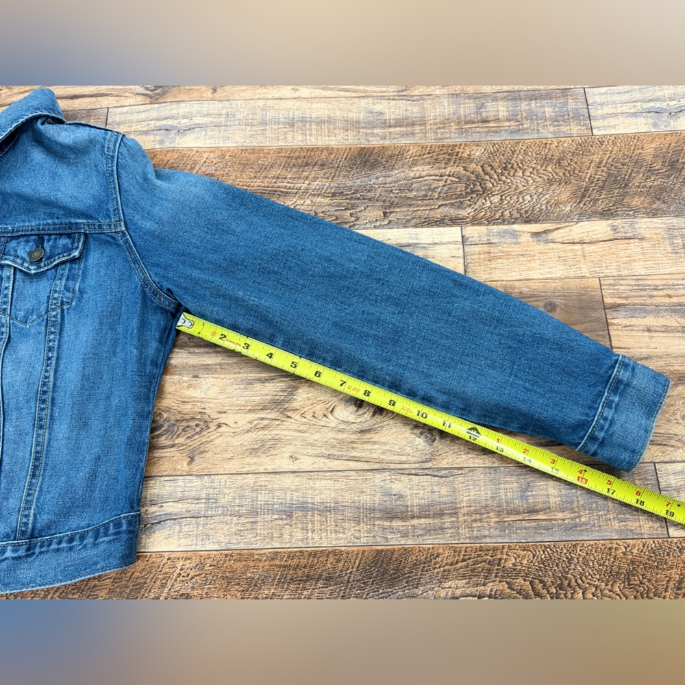 Old Navy Medium Washed Cropped Blue Denim Trucker's Jacket, Women's Size Medium - Picture 8 of 12